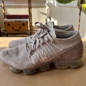 Nike flyknit athletic shoe, women’s size 8